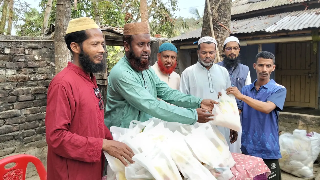 নলডাঙ্গায় শ্রমিকদের মাঝে মেয়র প্রার্থীর ঈদ সামগ্রী বিতরণ