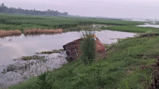 নলডাঙ্গায় সার বোঝাই ট্রাক উল্টে খাদে
