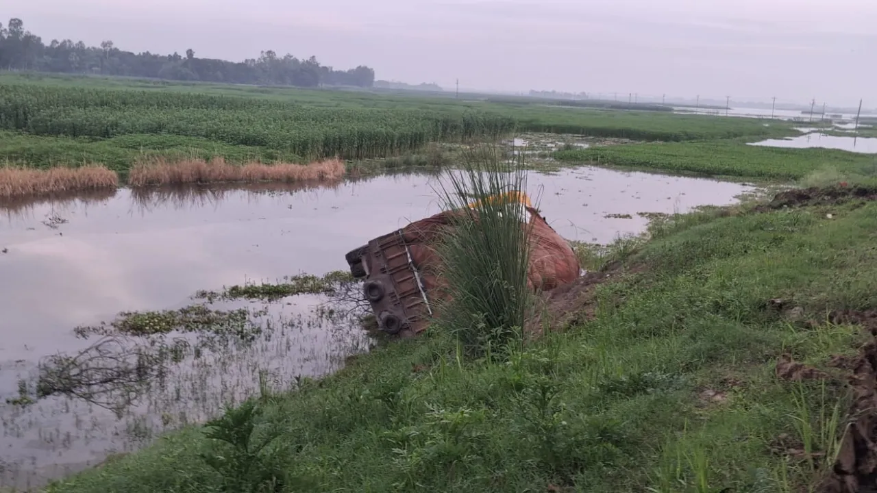 নলডাঙ্গায় সার বোঝাই ট্রাক উল্টে খাদে
