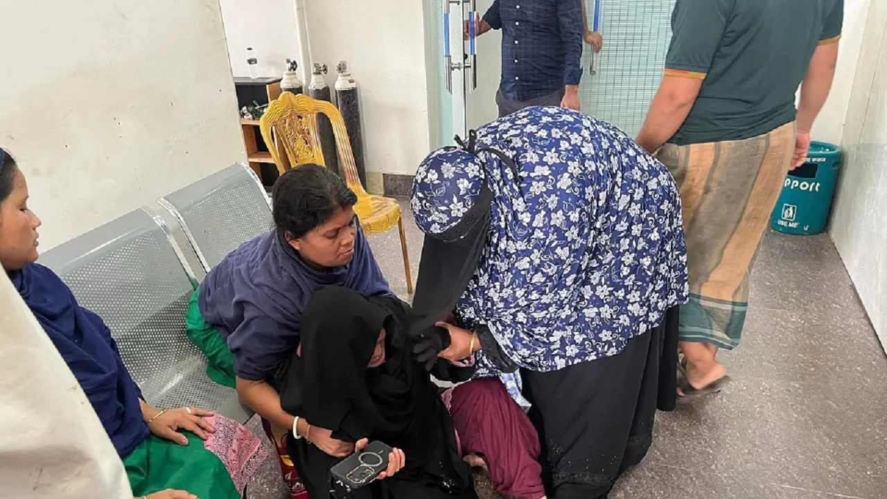 লোহাগাড়ায় ওমরাহ শেষে বাড়ি ফেরার পথে সড়ক দুর্ঘটনায় নিহত ১