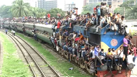 ট্রেনের ছাদে উঠে কেউ ভ্রমণ করতে পারবে না