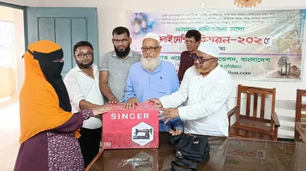 অষ্টগ্রামে দুঃস্থ নারীদের মাঝে সেলাই মেশিন বিতরণ