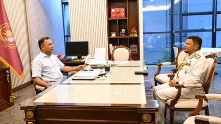 প্রধানমন্ত্রীর সাথে বিদায়ী নৌবাহিনী প্রধানের সাক্ষাৎ