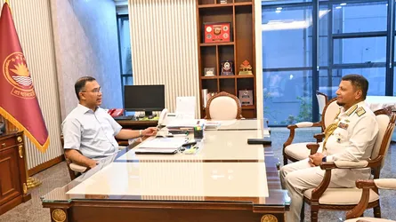 প্রধানমন্ত্রীর সাথে বিদায়ী নৌ-বাহিনী প্রধানের সাক্ষাৎ