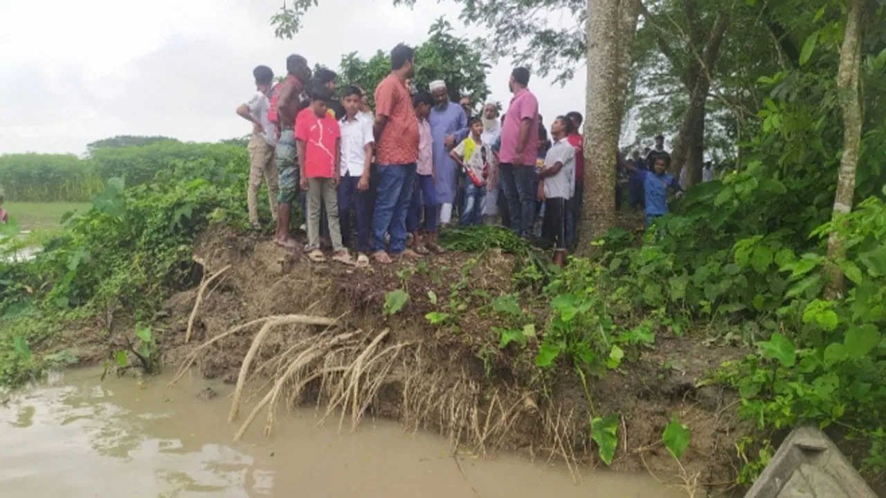 আড়িয়াল খাঁ নদে ভাঙনে দিশেহারা মাদারীপুরের ২ শতাধিক পরিবার