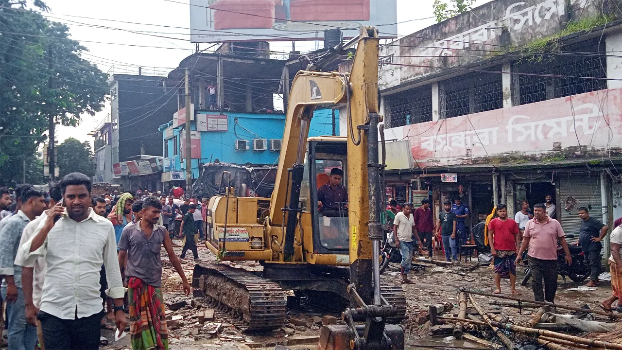মধুখালীতে মহাসড়কের দুই পাশের শতাধিক অবৈধ স্থাপনা উচ্ছেদ