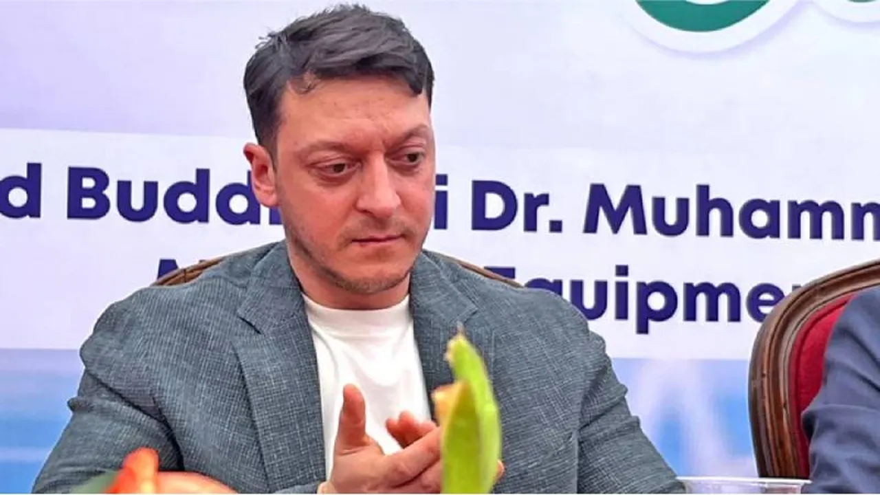 নিরাপদে ছেড়েছেন কক্সবাজার মেসুত ওজিল