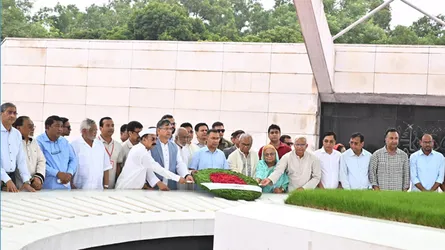 বিএনপির প্রতিষ্ঠাবার্ষিকী উপলক্ষে বাবা-মায়ের কবরে প্রধানমন্ত্রীর শ্রদ্ধা