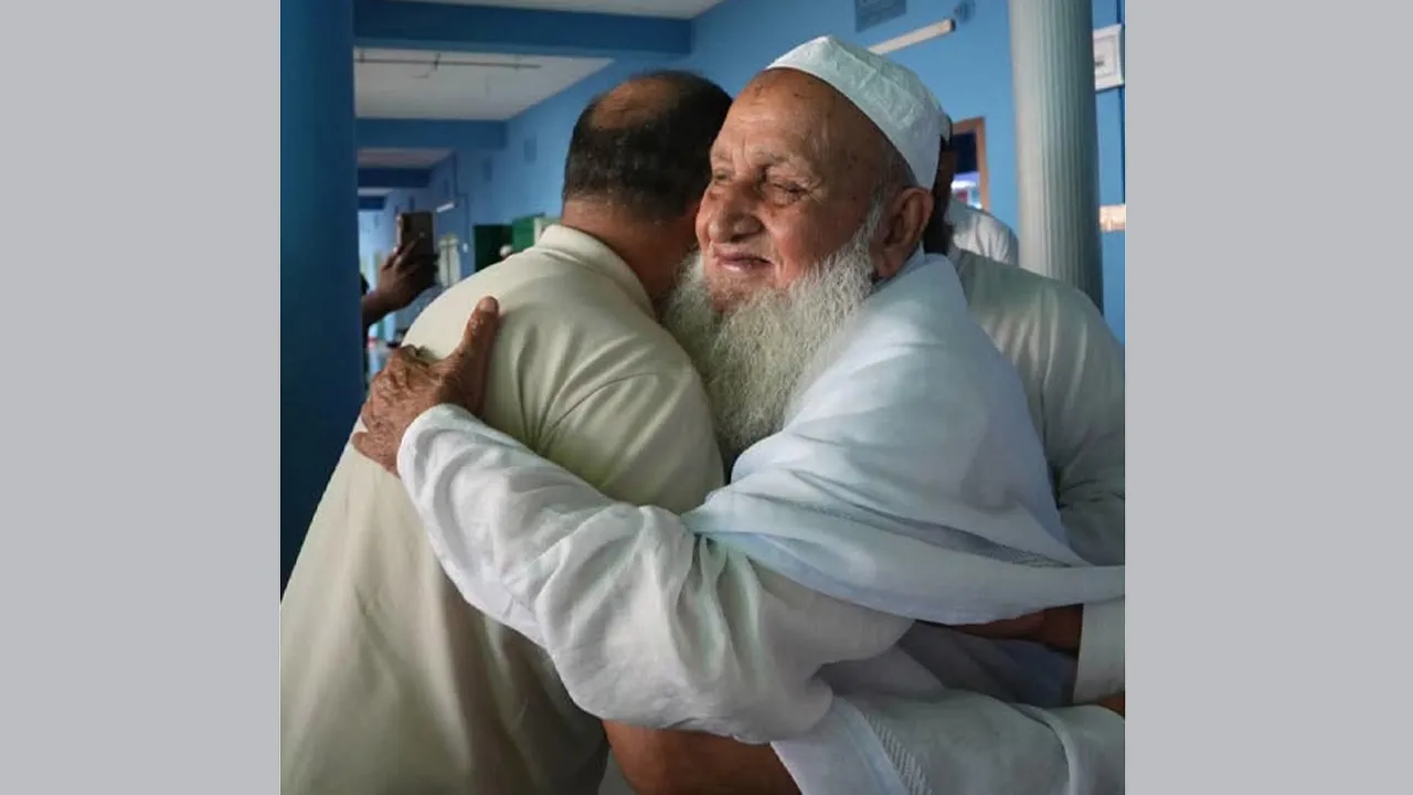 হেফাজতের আমির আল্লামা শাহ মুহিব্বুল্লাহ বাবুনগরীর সাথে প্রধানমন্ত্রীর সাক্ষাৎ