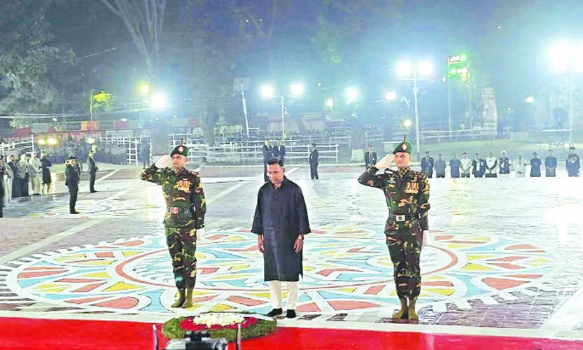 প্রথম প্রহরে শহীদ মিনারে প্রধানমন্ত্রীর শ্রদ্ধা নিবেদন