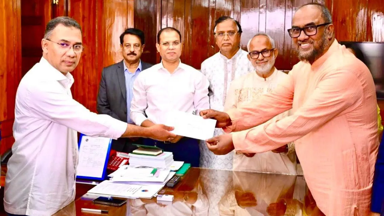 সিসিকের পরিচ্ছন্নতা কর্মীদের ৪১ লাখ ৩৫ হাজার টাকা অনুদান দিলেন প্রধানমন্ত্রী