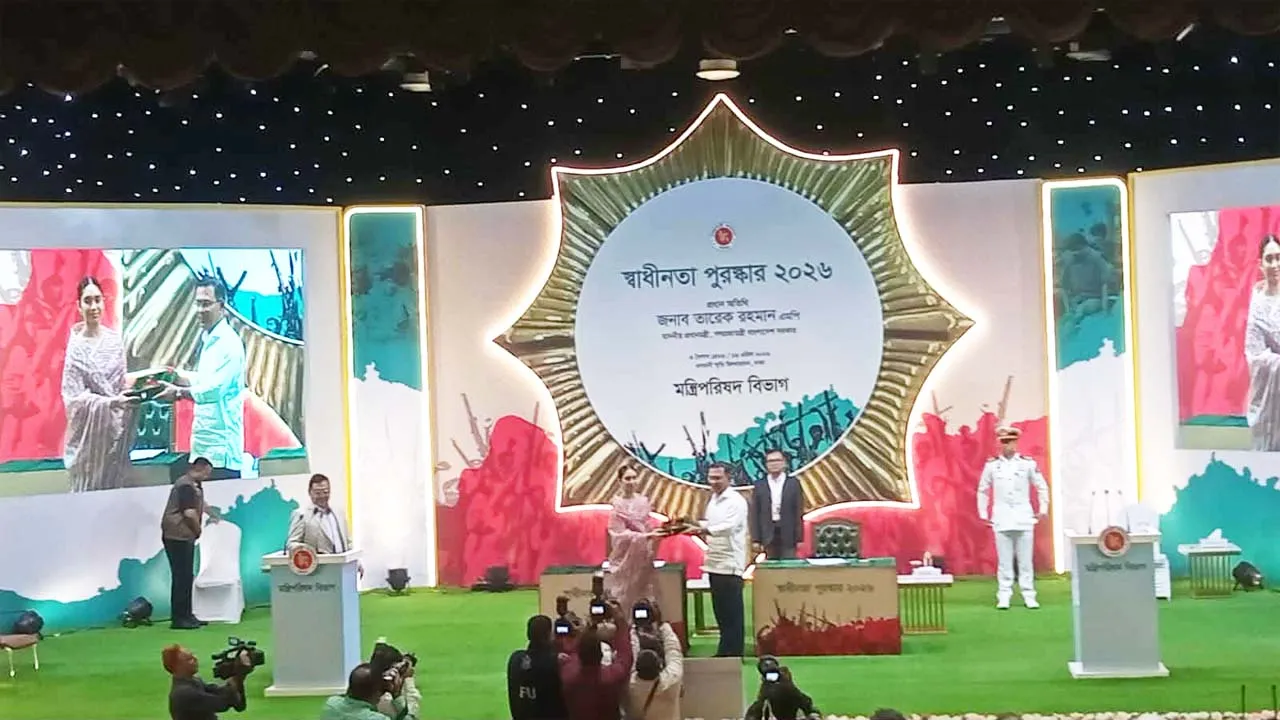 স্বাধীনতা পদক হস্তান্তর করলেন প্রধানমন্ত্রী