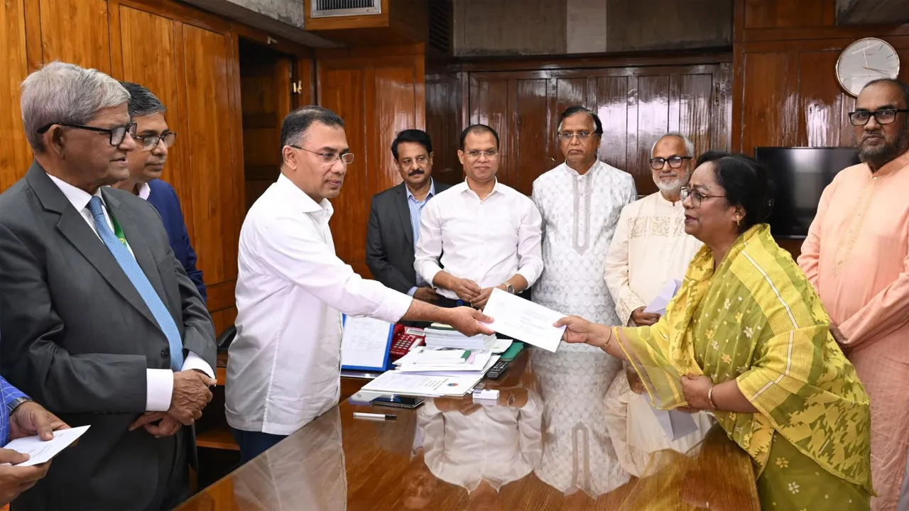 ১২ সিটির পরিচ্ছন্নতাকর্মীদের ঈদ উপহার দিলেন প্রধানমন্ত্রী