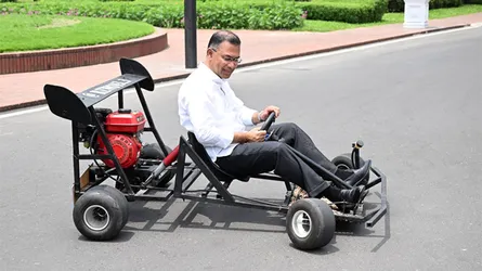 কলেজছাত্র রিজওয়ানের বানানো ‘রেসিং কার’ চালিয়ে উৎসাহ দিলেন প্রধানমন্ত্রী