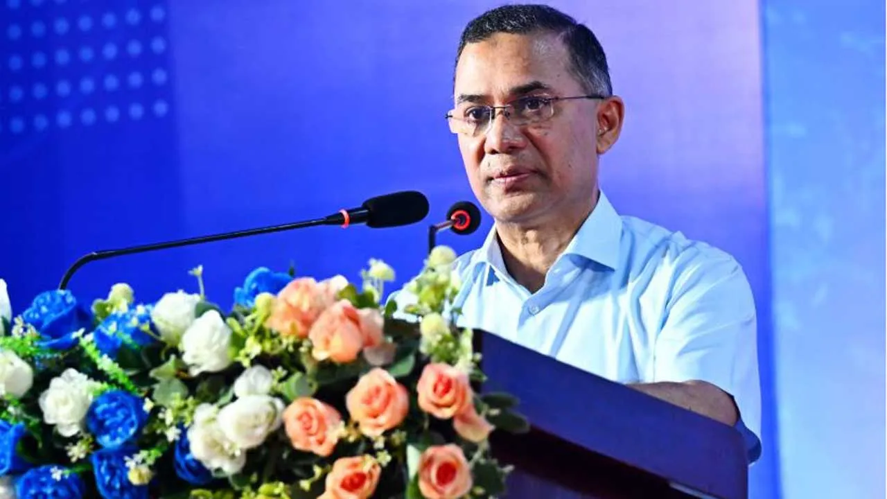 রাজনীতি করতে গিয়ে যেন দায়িত্ব পালনে বিঘ্ন না ঘটে