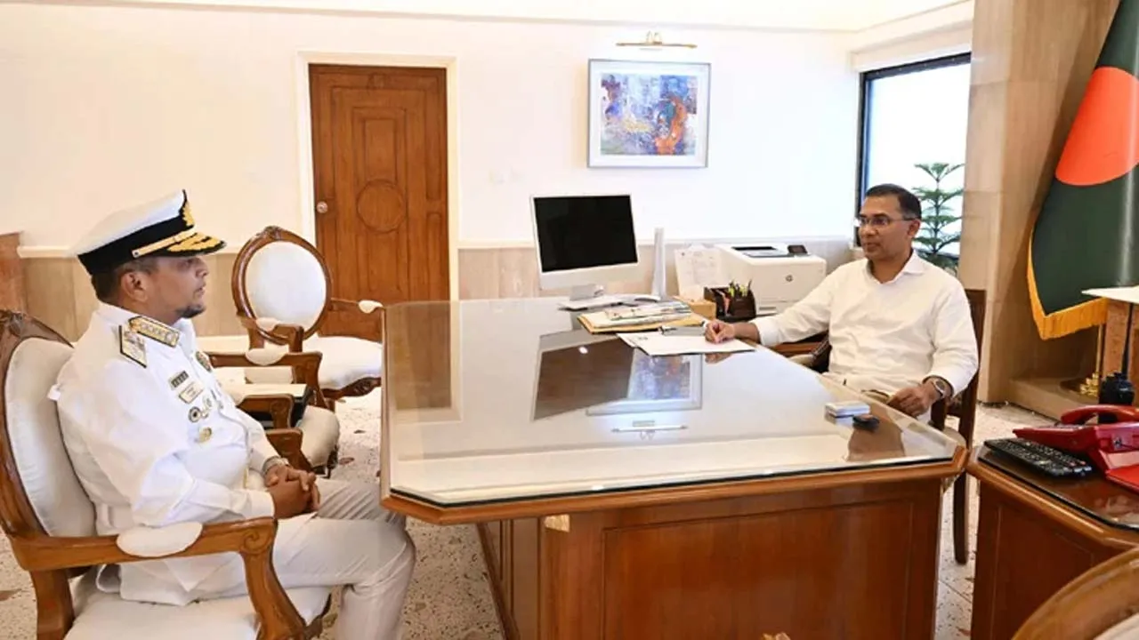 প্রধানমন্ত্রীর সাথে নৌবাহিনী প্রধানের সৌজন্য সাক্ষাৎ