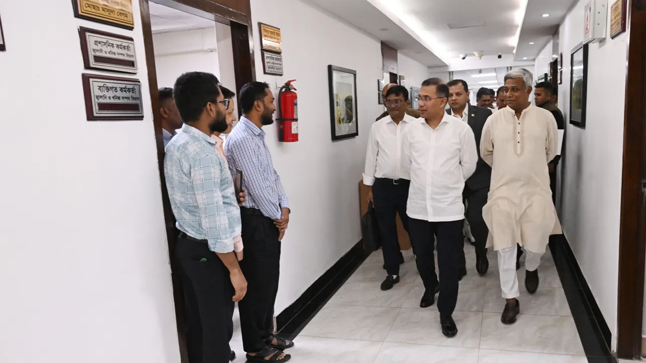 সচিবালয়ে বিভিন্ন মন্ত্রণালয় ঝটিকা পরিদর্শনে প্রধানমন্ত্রী