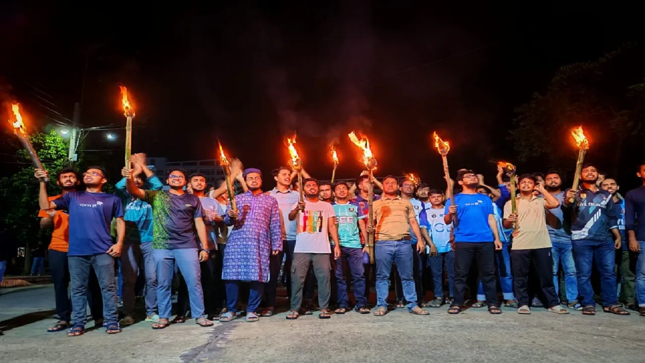 পাবিপ্রবি প্রকৌশল অনুষদের শিক্ষার্থীদের মশাল মিছিল