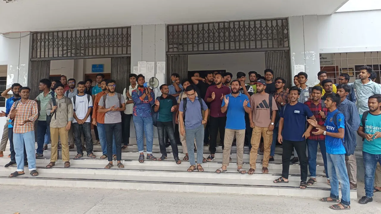 নতুন হল খুলতে গড়িমসি, পাবিপ্রবিতে শিক্ষার্থীদের বিক্ষোভ ও লংমার্চ