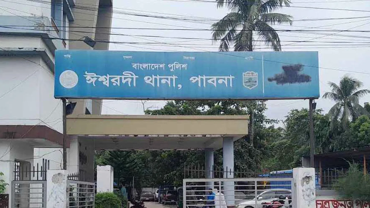 ঈশ্বরদীতে গভীর রাতে ছিনতাই, পিস্তল ও অস্ত্র ফেলে পালালো দুর্বৃত্তরা