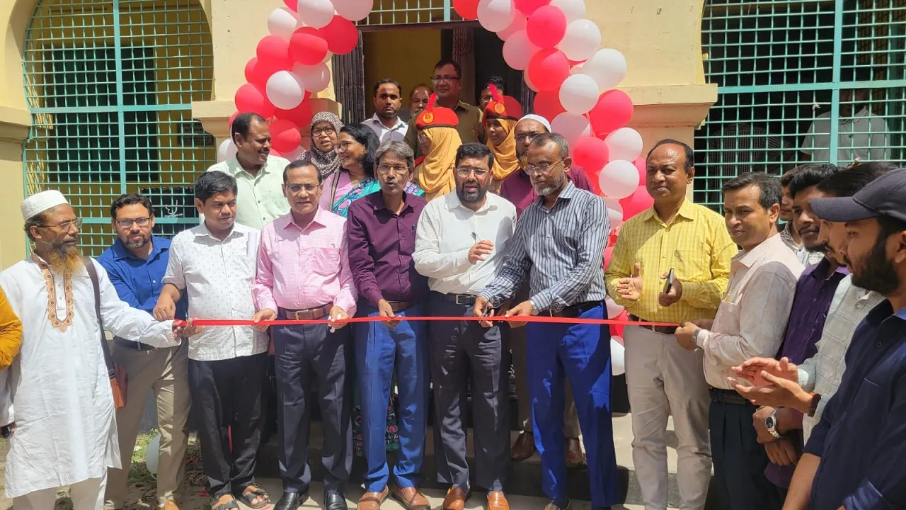 পাবনা এডওয়ার্ড কলেজে মেডিক্যাল সেন্টার ও স্বাস্থ্য সেবা কার্যক্রমের উদ্বোধন