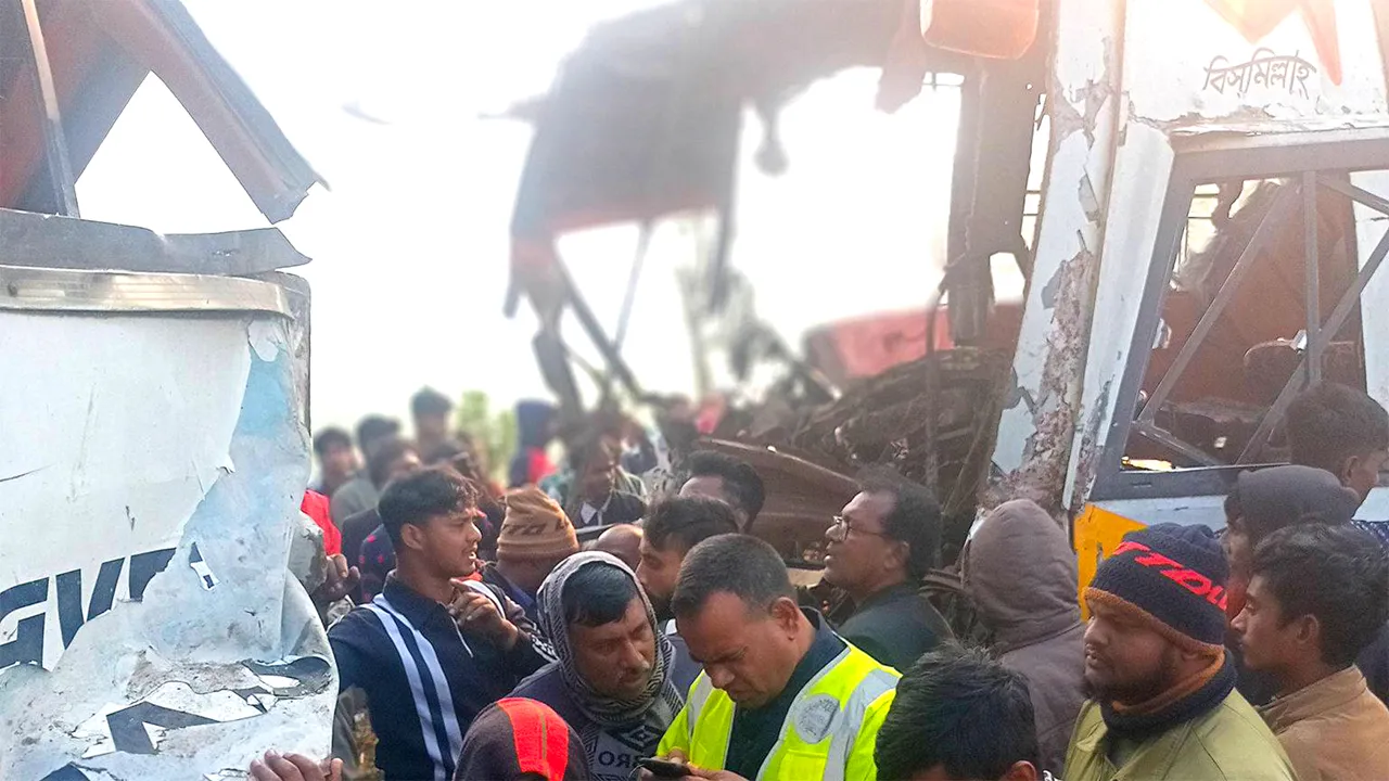 পাবনায় বাসের মুখোমুখি সংঘর্ষে নিহত ২