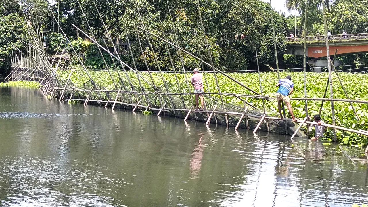 পাবনায় ইছামতি নদী থেকে অবৈধ বাঁধ অপসারণ