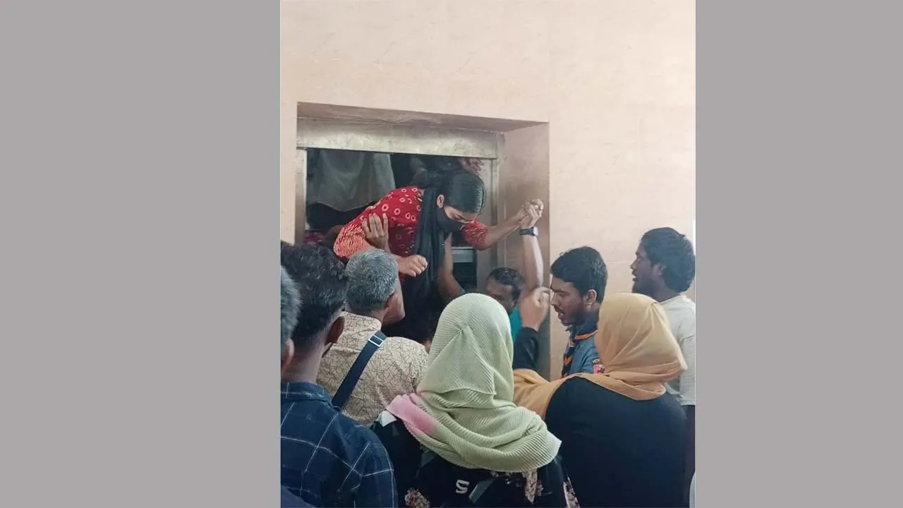 পাবিপ্রবির গুচ্ছ ভর্তি পরীক্ষায় লিফট বিড়ম্বনায় পরীক্ষার্থীরা