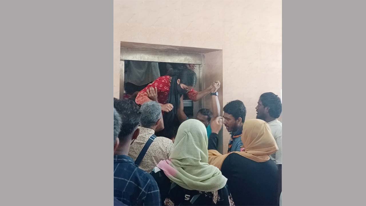 পাবিপ্রবির গুচ্ছ ভর্তি পরীক্ষায় লিফট বিড়ম্বনায় পরীক্ষার্থীরা