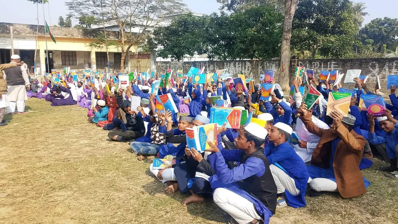 চাটমোহরে নতুন বই পেয়ে উচ্ছ্বাসিত শিক্ষার্থীরা