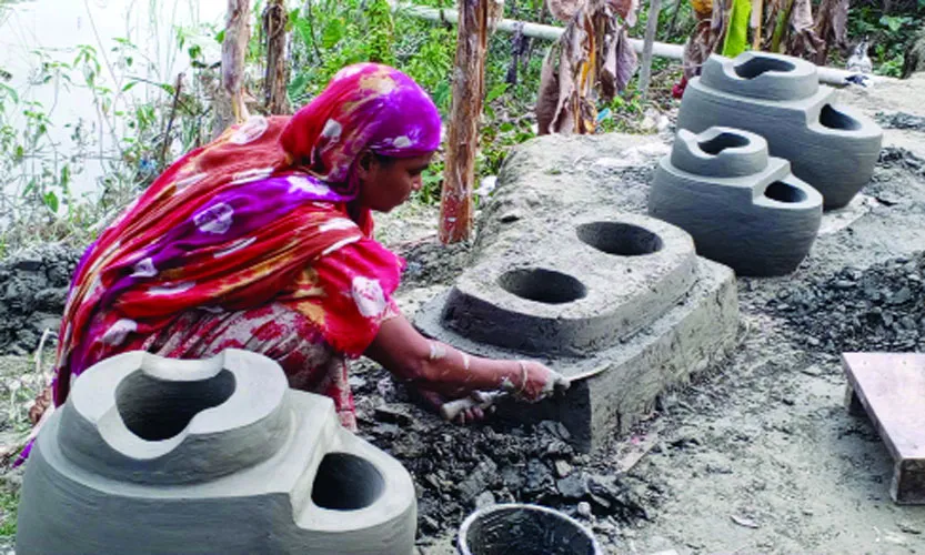 মাটির চুলা বিক্রি করে চলে যার সংসার