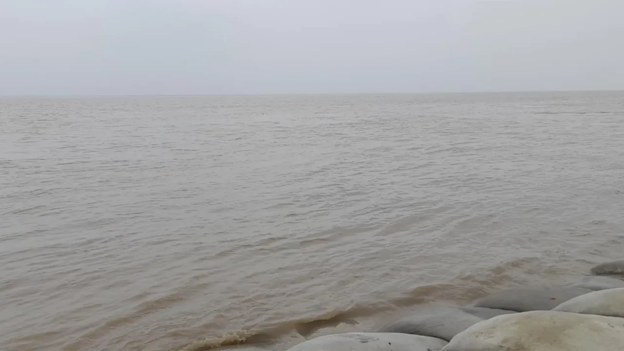পদ্মায় পানি বাড়ায় নদীতীরবর্তী এলাকার লোকজন আতঙ্কে