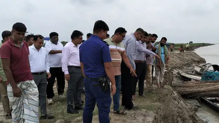 দৌলতপুরে পদ্মার ভাঙন পরিদর্শনে জেলা প্রশাসক ও পাউবো কর্মকর্তারা