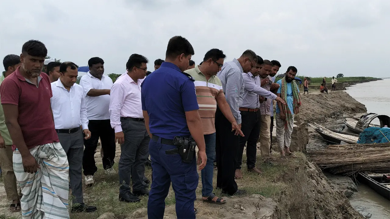 দৌলতপুরে পদ্মার ভাঙন পরিদর্শনে জেলা প্রশাসক ও পাউবো কর্মকর্তারা