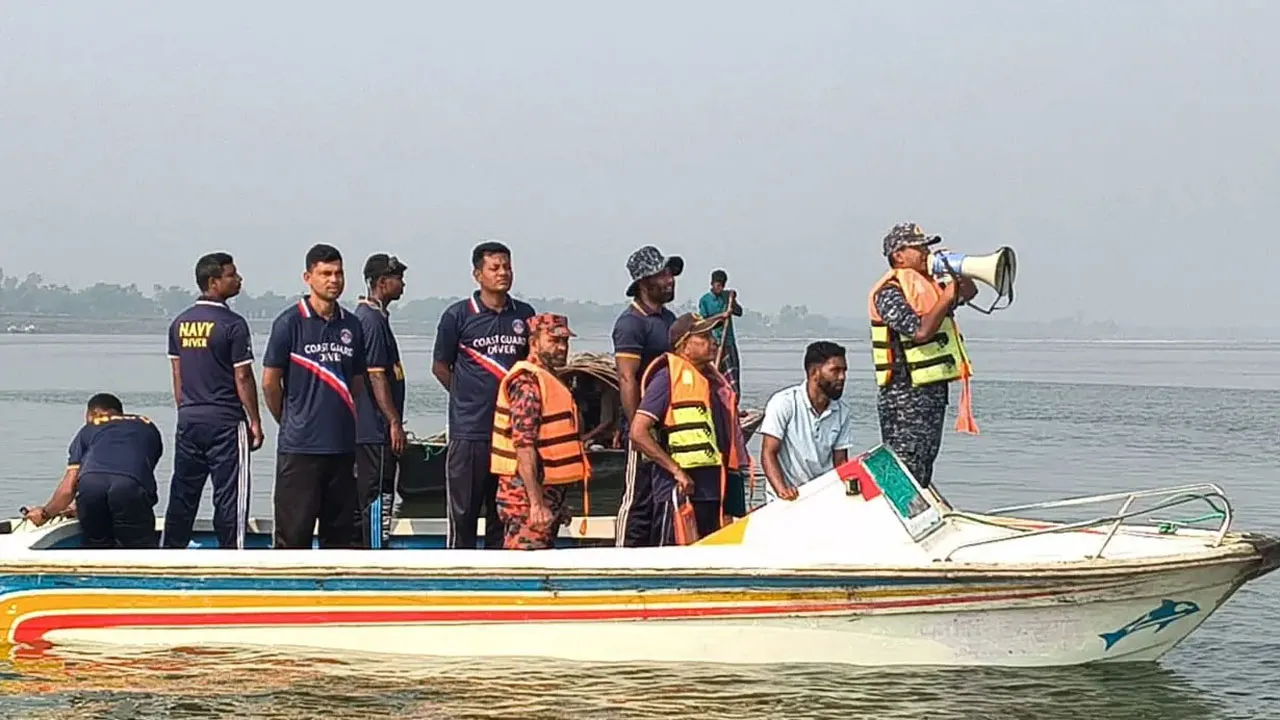 পদ্মায় বাসডুবি : তৃতীয় দিনের উদ্ধার অভিযান চলছে