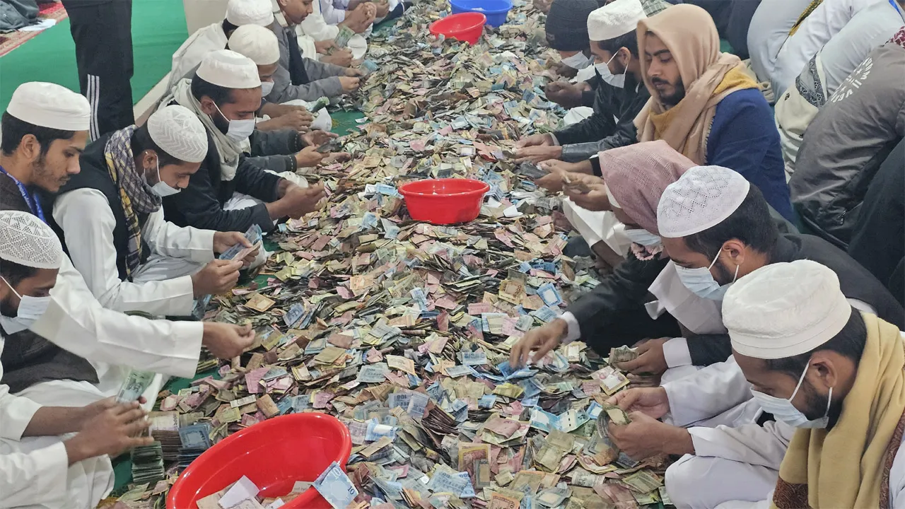 কিশোরগঞ্জের পাগলা মসজিদের দানবাক্সে এবার যা যা পাওয়া গেল
