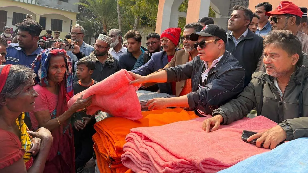 পাইকগাছায় কম্বল নিয়ে দরিদ্রদের পাশে বাসস চেয়ারম্যান