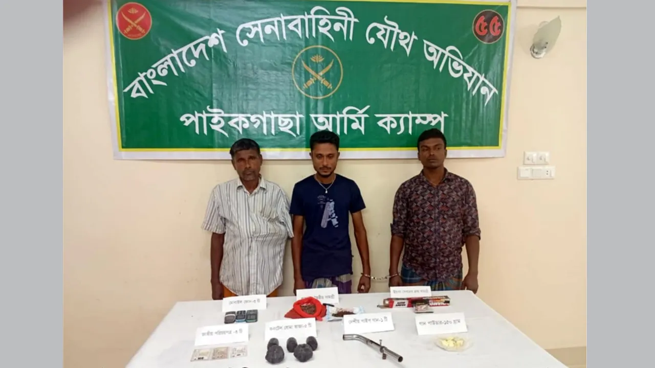 পাইকগাছায় অস্ত্র, ককটেল ও মাদকদ্রব্যসহ আটক ৩