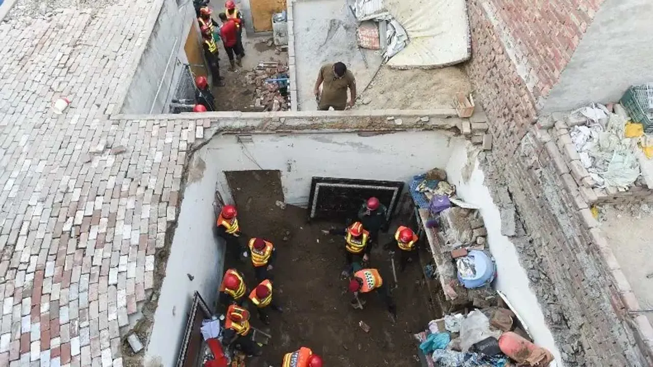 লাহোরে কোচিং সেন্টারের ছাদ ধসে ১৪ শিশু নিহত