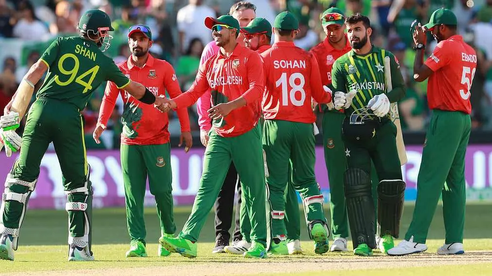 খেলার সময় ইফতার সারতে বিনামূল্যে পানি পাবেন দর্শকরা