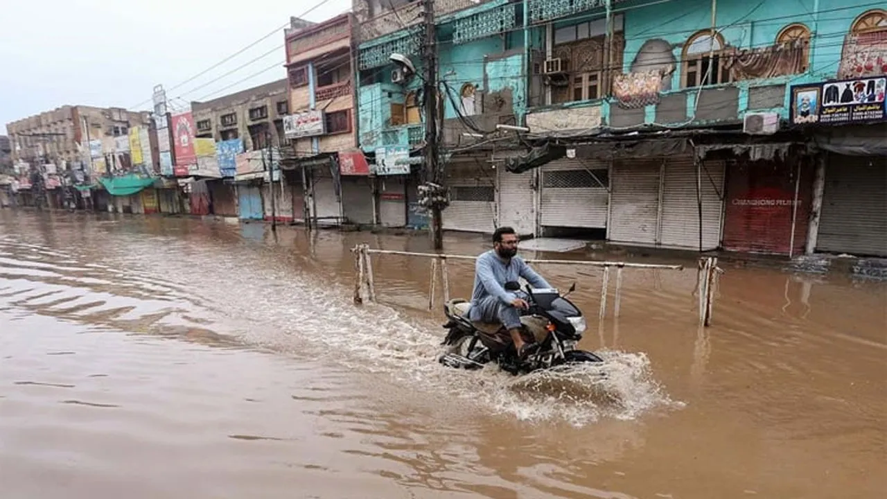 পাকিস্তানে আকস্মিক বন্যা ও ভারী বৃষ্টিপাতে ৩২ জনের প্রাণহানি