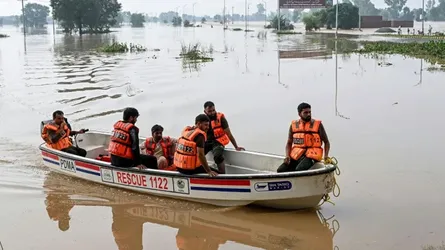 পাকিস্তানে বন্যার্তদের উদ্ধারকারী নৌকা উল্টে নিহত ৫