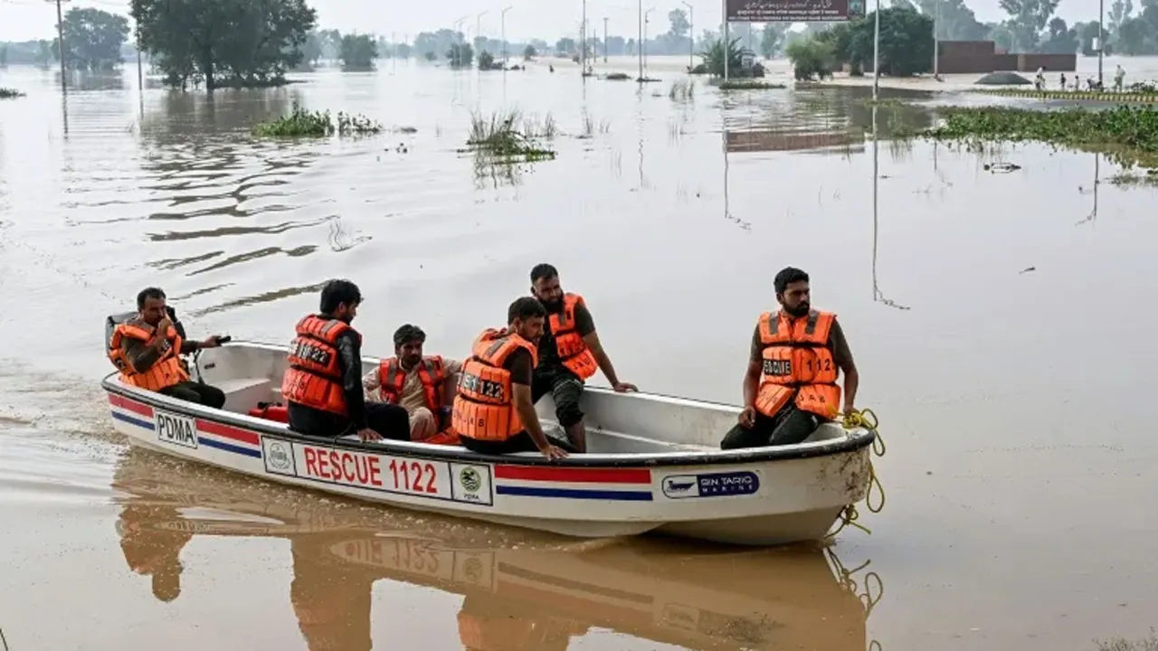 পাকিস্তানে বন্যার্তদের উদ্ধারকারী নৌকা উল্টে নিহত ৫