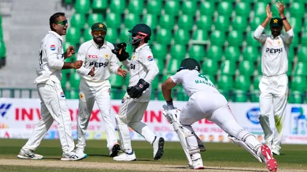 পাকিস্তানের ৩৭৮ রানের জবাবে চাপে দক্ষিণ আফ্রিকা
