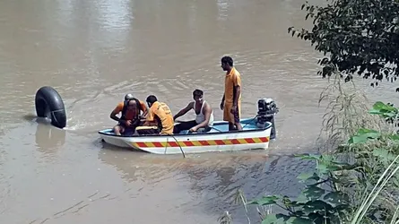 পাকিস্তানে বরযাত্রীর গাড়ি খালে পড়ে শিশুসহ নিহত ১২