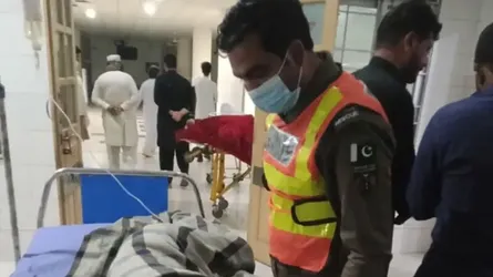 পাকিস্তানে ট্রাক উল্টে একই পরিবারের ১৫ জন নিহত