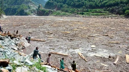 পাকিস্তানের আকস্মিক বন্যায় নিখোঁজ দেড় শতাধিক মানুষ