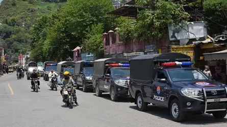কাশ্মিরে বিক্ষোভকারীদের সাথে সংঘর্ষে ৪ পুলিশ নিহত, আহত ২০