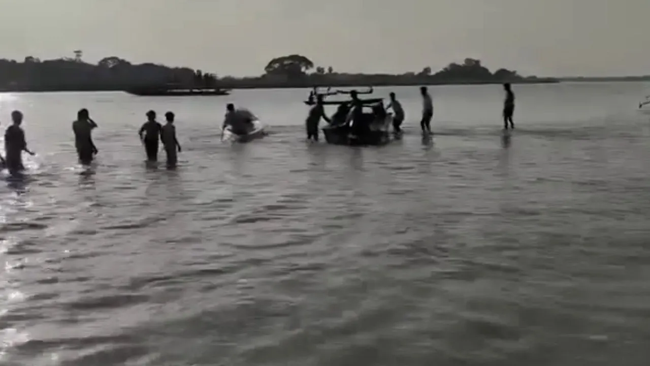 পাকুন্দিয়ায় পরিবারের সাথে ঘুরতে গিয়ে নৌকাডুবে কলেজছাত্রীর মৃত্যু, বোন নিখোঁজ