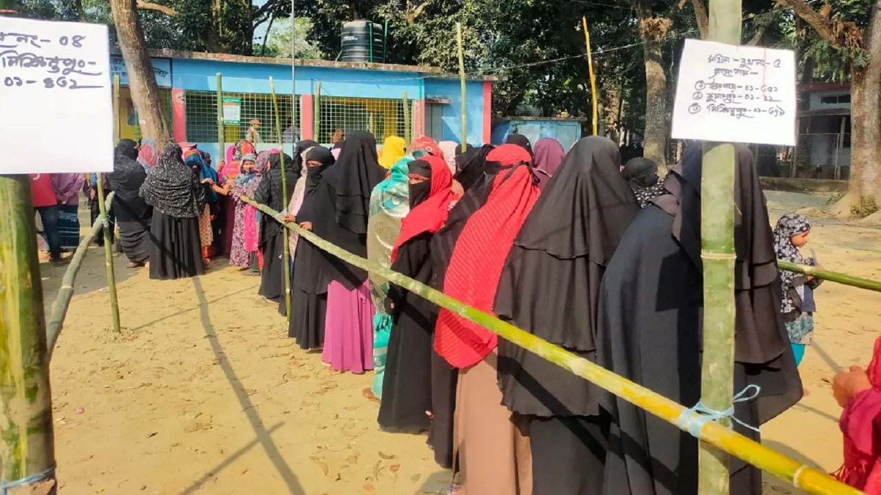 পাকুন্দিয়ায় বিপুল উৎসাহের মধ্য দিয়ে ভোটগ্রহণ চলছে